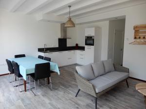 uma cozinha e sala de jantar com mesa e cadeiras em de hooiberg em Walem