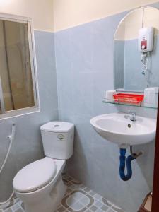 a bathroom with a toilet and a sink at Nh&agrave; nghỉ Ngọc Th&uacute;y 3 in Can Tho