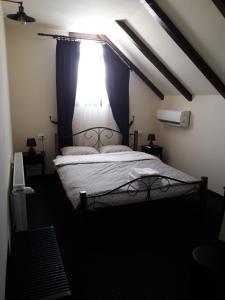 Un pat sau paturi într-o cameră la ORAVITZA INN