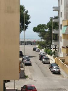 una calle con coches estacionados en un estacionamiento en Residenza armonia, en Gallipoli