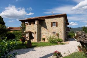 een extern uitzicht op een stenen huis bij Fattoria del Nonno Berto in Cortona