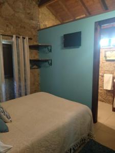 a bedroom with a bed and a blue wall at Casa Carola in Oia