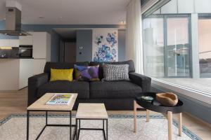 uma sala de estar com um sofá e uma mesa em Smartflats - Pot d'Or em Liège
