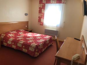 une chambre d'hôtel avec un lit et une fenêtre dans l'établissement Hôtel La Colombiere Cantal, à Massiac