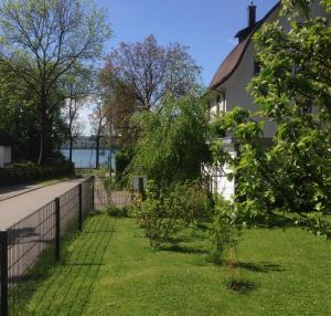 コンスタンツにあるGunkel Ferienwohnungen am See - Konstanz - Musikerviertelの柵付家 +10枚の写真