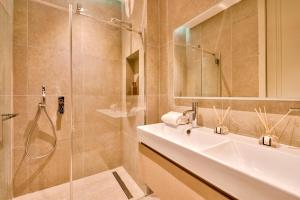 La salle de bains est pourvue d'un lavabo et d'une douche. dans l'établissement 91 - Urban Picasso Le Marais, à Paris