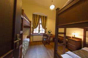 Katil dua tingkat atau katil-katil dua tingkat dalam bilik di Zamek Golubski