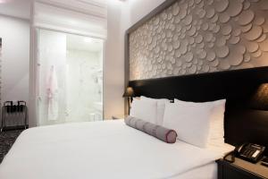 Letto o letti in una camera di Hotel Central Sarajevo - Gym, Pool & Spa