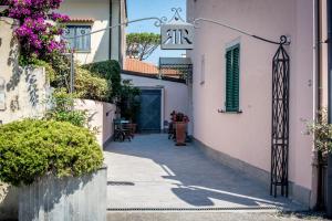 eine kleine Gasse in einer Stadt mit Blumen in der Unterkunft Riviera Residence in Marina di Pietrasanta