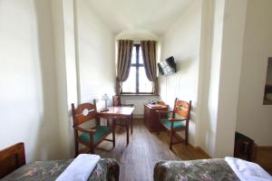 a room with a table and chairs and a window at Zamek Golubski in Golub-Dobrzyń