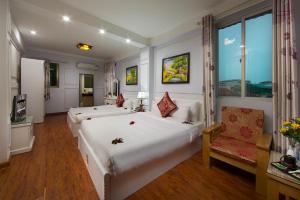 Giường trong phòng chung tại Hanoi City Gate Hotel