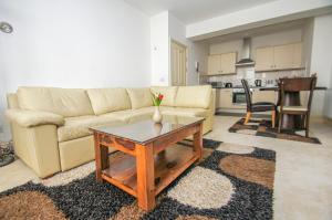 uma sala de estar com um sofá e uma mesa de centro em No 5 - Central - by Brighton Holiday Lets em Brighton & Hove