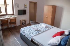 Checkpoint apartments Mostar 객실 침대