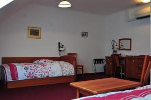 1 dormitorio con cama, tocador y mesa en Hotel Pegas Brno en Brno