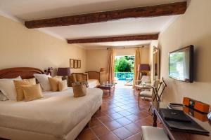 TV a/nebo společenská místnost v ubytování Le Phébus & Spa – Relais & Châteaux