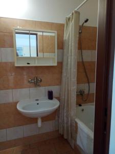 e bagno con lavandino, specchio e vasca. di Ubytování Mája a Liberec