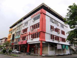 um edifício vermelho e branco na esquina de uma rua em OYO 1173 Mandyrin Hotel em Sibu