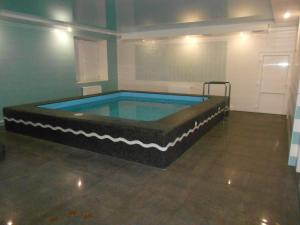 a large swimming pool in a large room with at Park Hotel in Khmelnytskyi