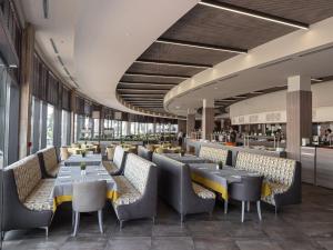 een restaurant met tafels en stoelen en een bar bij Aqua Paradise Resort & Aqua Park in Nesebar