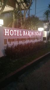 um sinal para um hotel baronimo em frente a um edifício em Hotel Baron Indah em Surakarta