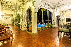 The swimming pool at or close to Palm Springs Hotel