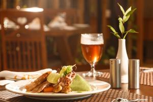 Makanan di atau berdekatan hotel