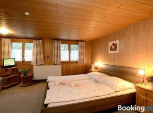 Postel nebo postele na pokoji v ubytování Gasthaus Pension Montafonerhüsli