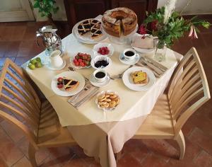 アルトパーショにあるCasal Sant'Elenaのテーブルの上に食べ物とデザートを用意しています。