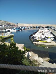 Er liggen boten in een haven. bij La casetta in Terrasini