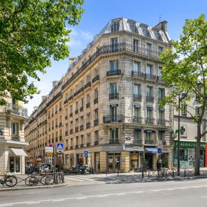 パリにあるベスト ウエスタン ヌーヴル オルレアンズ モンパルナスの通路角の大きな建物