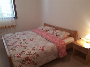 Un pat sau paturi într-o cameră la Apartments Njivice Bajcic