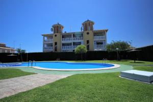 duży budynek z basenem przed nim w obiekcie Best House Rubi w mieście Playas de Orihuela