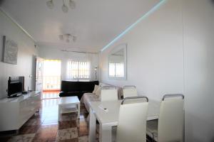 Telewizja i/lub zestaw kina domowego w obiekcie Best House Rubi