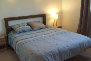 Ένα ή περισσότερα κρεβάτια σε δωμάτιο στο Appartement au calme à Hendaye