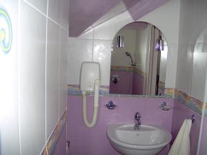 Koupelna v ubytování Hotel Kamelia + 9 fotografií