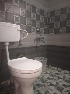 a bathroom with a white toilet in a room at Landy Queen in Munnar +37 photos