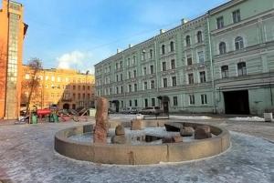 una fuente frente a un gran edificio en Apartments Nevsky 150, en San Petersburgo