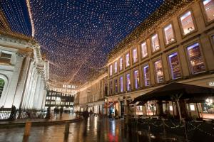 um centro comercial com um grande tecto de luzes em The Abercromby Townhouse - Close to Merchant City em Glasgow