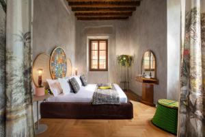 Llit o llits en una habitació de Palm Suites - Small Luxury Hotels of the World