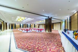 Restaurace v ubytování Golden Tulip Chandigarh, Panchkula + 37 fotografií
