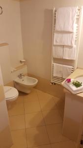 アルトパーショにあるCasal Sant'Elenaのバスルーム(洗面台、トイレ、タオル付)