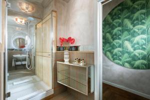 罗马Palm Suites - Small Luxury Hotels of the World的带淋浴和花瓶的浴室