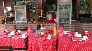 una mesa con manteles de lunares rojos y blancos en Ferienhof "Zum Spreewäldchen", en Burg