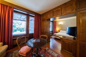 TV tai viihdekeskus majoituspaikassa Relais Mont Blanc Hotel & Spa