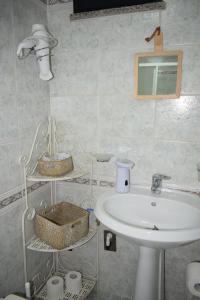 ein Badezimmer mit einem weißen Waschbecken und einem Spiegel in der Unterkunft I Ragazzi del Borghetto in Marina di Schiavonea