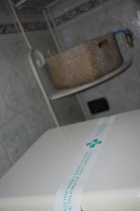 a view of a toilet in a room with a basket at I Ragazzi del Borghetto in Marina di Schiavonea