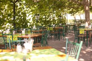 A restaurant or other place to eat at Gasthof Kummer