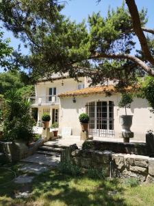 une maison avec un arbre en face dans l'établissement Le Mas des Agapes, à Beaucaire