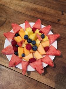 une assiette de fruits sur une table en bois dans l'établissement Le Mas des Agapes, à Beaucaire