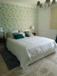En eller flere senge i et værelse på Le Mas des Agapes
